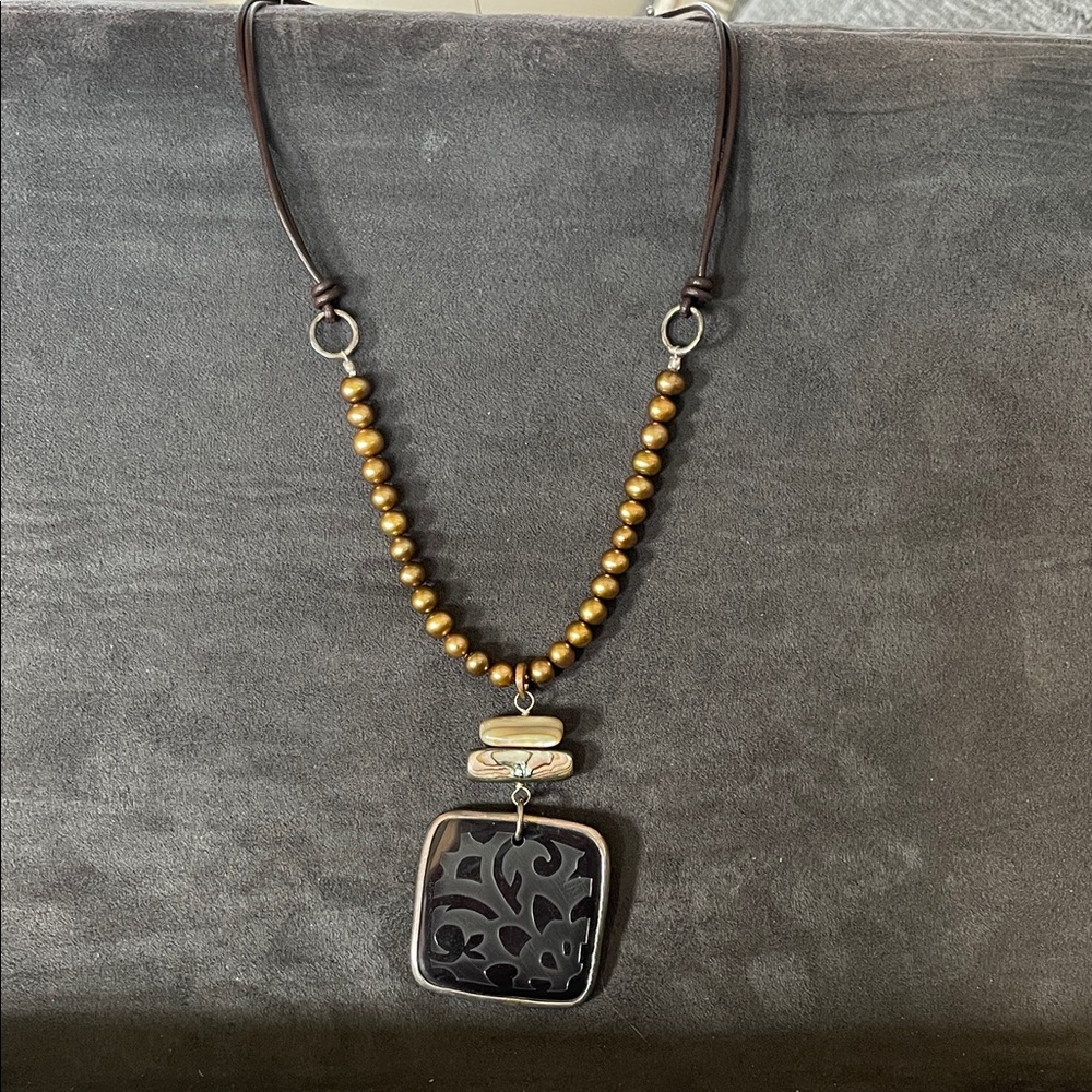 Elegant Brown and Gold Pendant Necklace